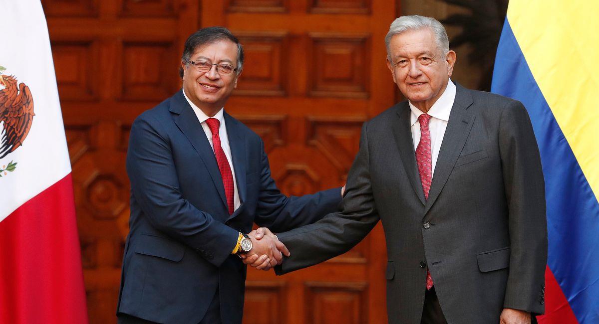 El presidente de México, Andrés Manuel López Obrador (d), recibe y saluda a su homólogo de Colombia, Gustavo Petro. Foto: EFE EFE/Mario Guzmán