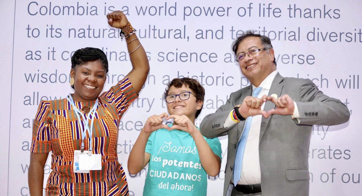 La Vicepresidenta Francia Marquez y el Pdte. Gustavo Petro junto al niño ambientalista Francisco Vera. Foto: Twitter @ViceColombia
