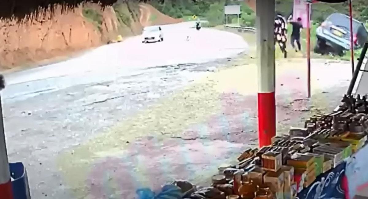 Por no poner el freno de mano, la camioneta de una pareja rodó por un abismo de 50 metros. Foto: Youtube