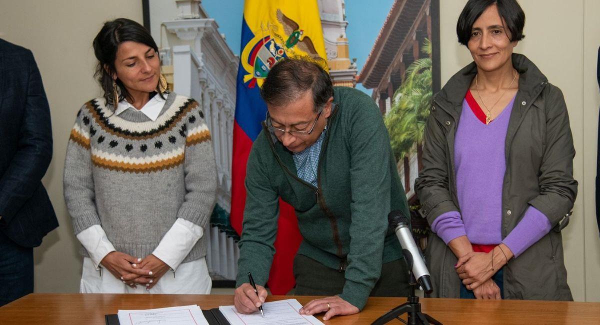 Presidente Petro firma el tratado de Escazú. Foto: Twitter @gustavopetrourrego