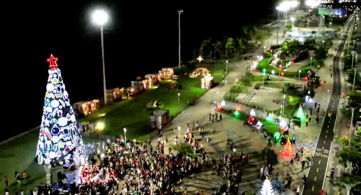 Se encienden las luces navideñas en el malecón del río en Barranquilla. Foto: Facebook Alcaldía Distrital de Barranquilla