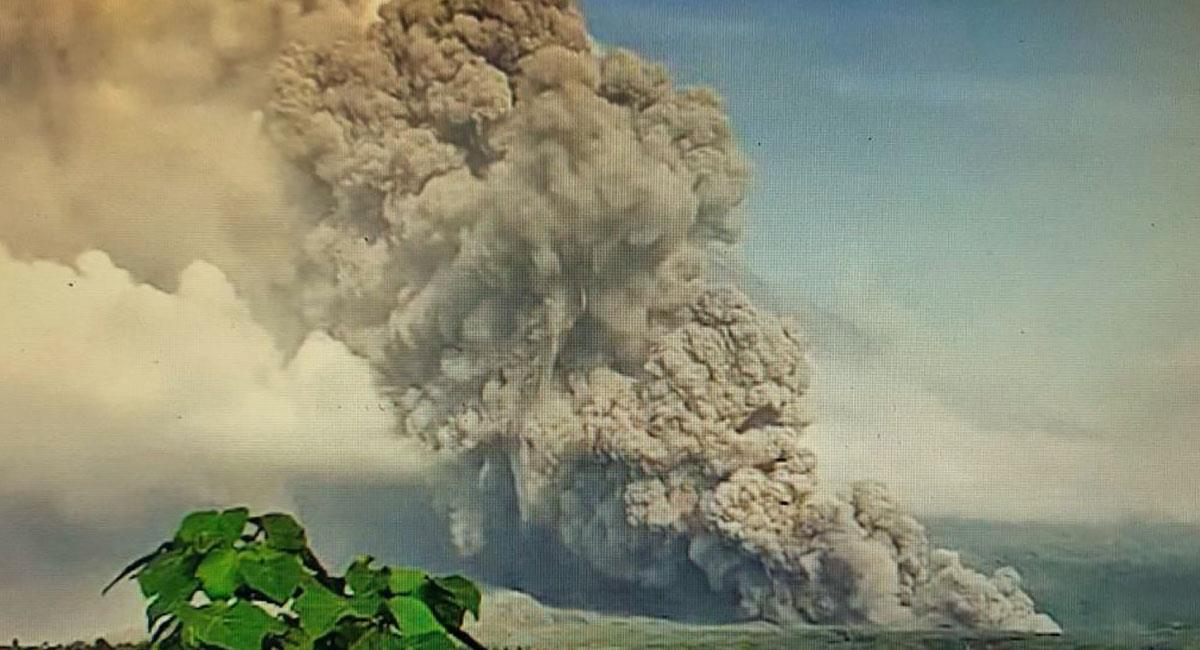 Indonesia eleva al máximo nivel la alerta tras la erupción de un volcán. Foto: EFE