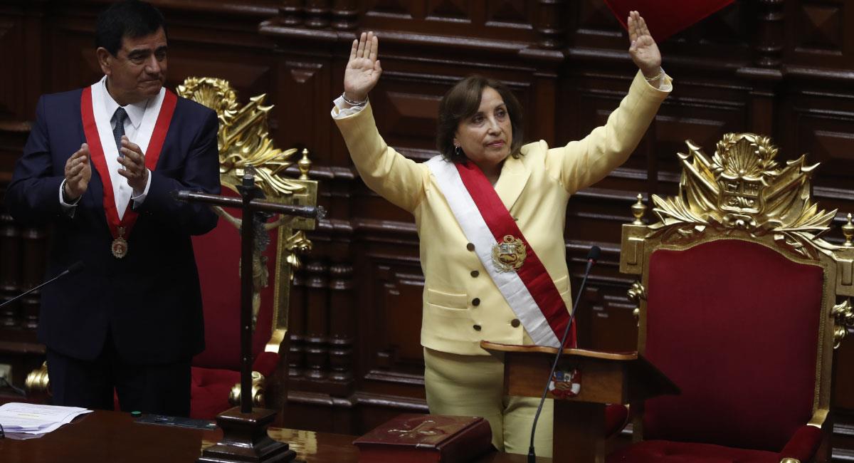 Dina Boluarte jura como primera presidenta de la historia de Perú. Foto: EFE