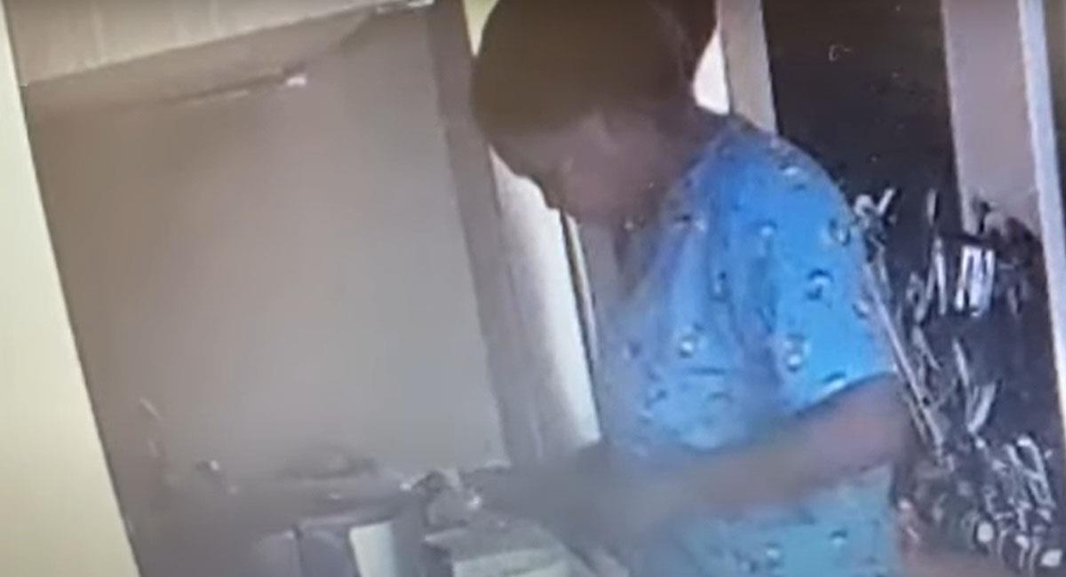 En video quedó registrado cuando una empleada de servicio droga a su patrona para saquear la casa. Foto: Youtube