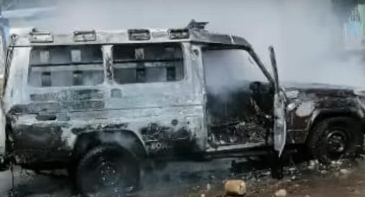Una turba en San Onofre incendió una ambulancia en donde era conducido un hombre al que linchó. Foto: Youtube