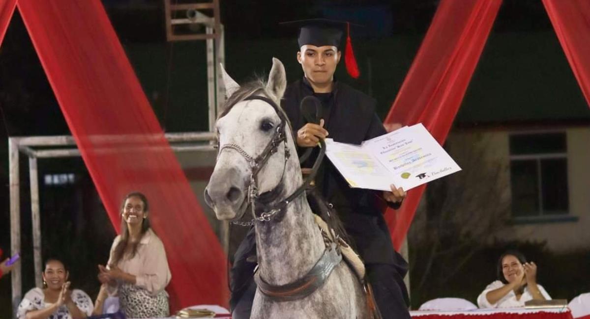 El momento en el que un joven se graduó sobre su caballo. Foto: Twitter @SabaneroX