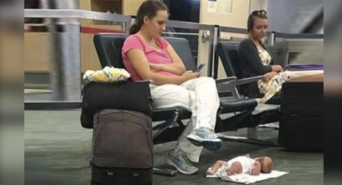 Mujer se viraliza por tirar a su bebé en el piso de un aeropuerto. Foto: Facebook