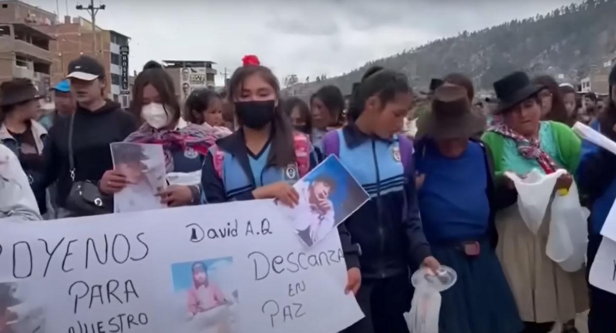 Familiares y amigos de un adolescente protestan porque el joven murió en medio de las protestas en Perú. Foto: Youtube