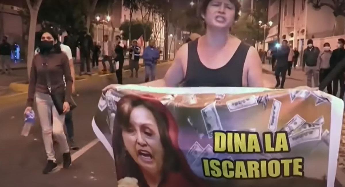 Manifestantes peruanos exigen la renuncia de la presidenta Dina Boluarte. Foto: Youtube