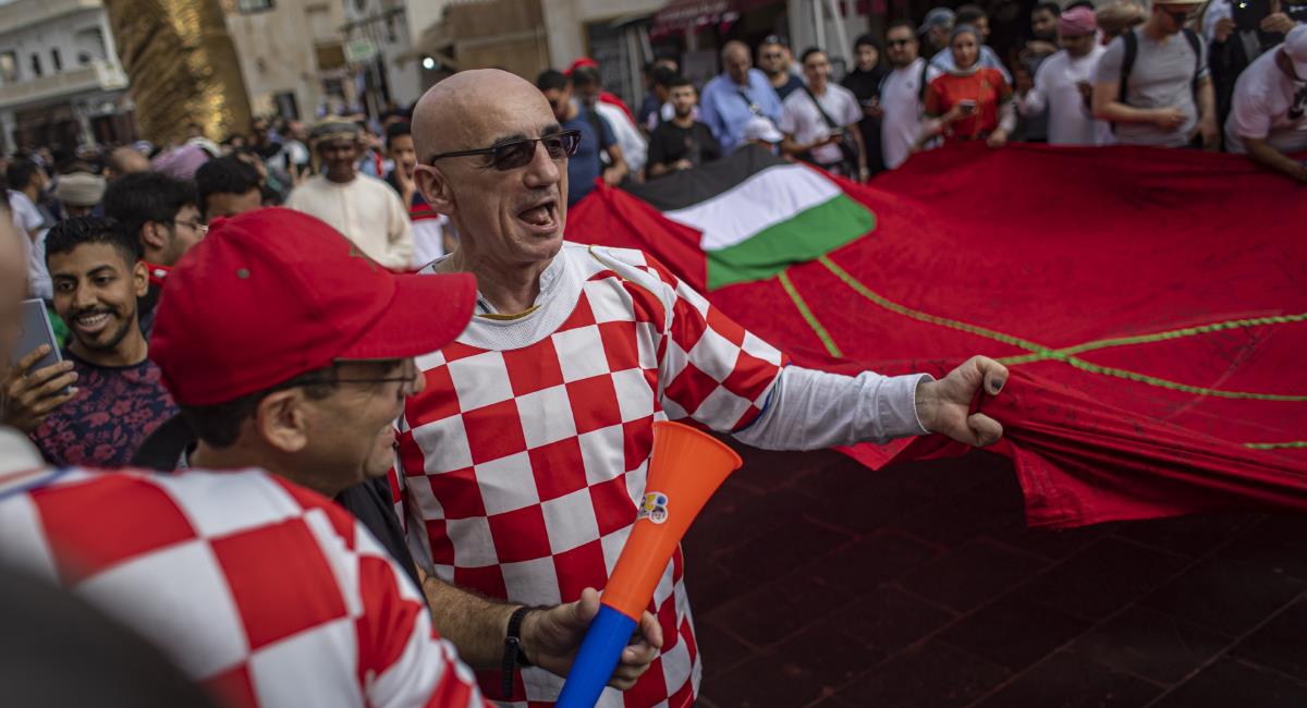 Hinchas de Croacia y Marruecos se juegan su propio partido, en las afueras del estadio. Foto: EFE