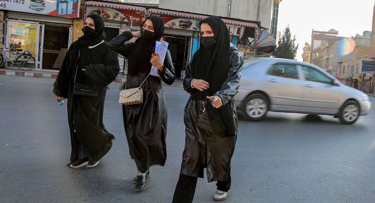 Hasta nuevo aviso, talibanes prohíben a las mujeres asistir a la universidad en Afganistán. Foto: EFE