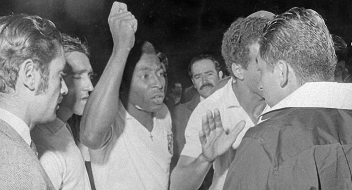 Pelé exige al árbitro el cobro de un penalti a favor del Santos. Foto: Twitter @GMDLHM