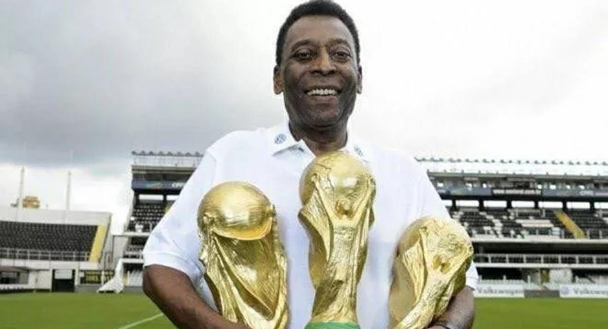 Fotografía de Pelé sosteniendo copas mundiales. Foto: Instagram @pele