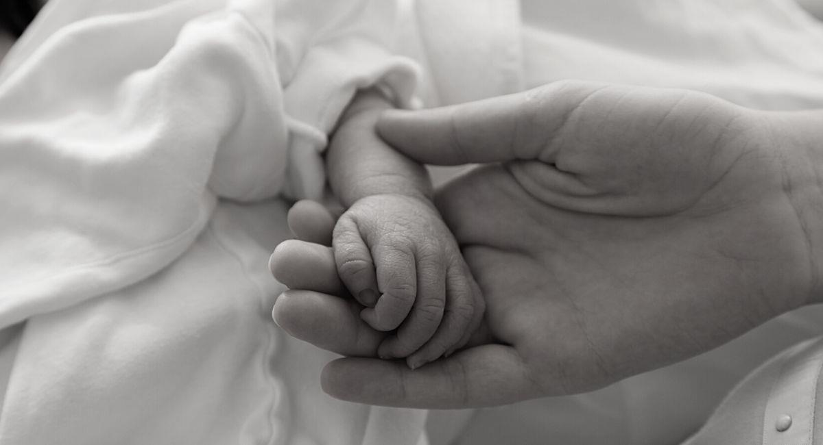 Bebé murió mientras su mamá estaba en un motel. Foto: Shutterstock