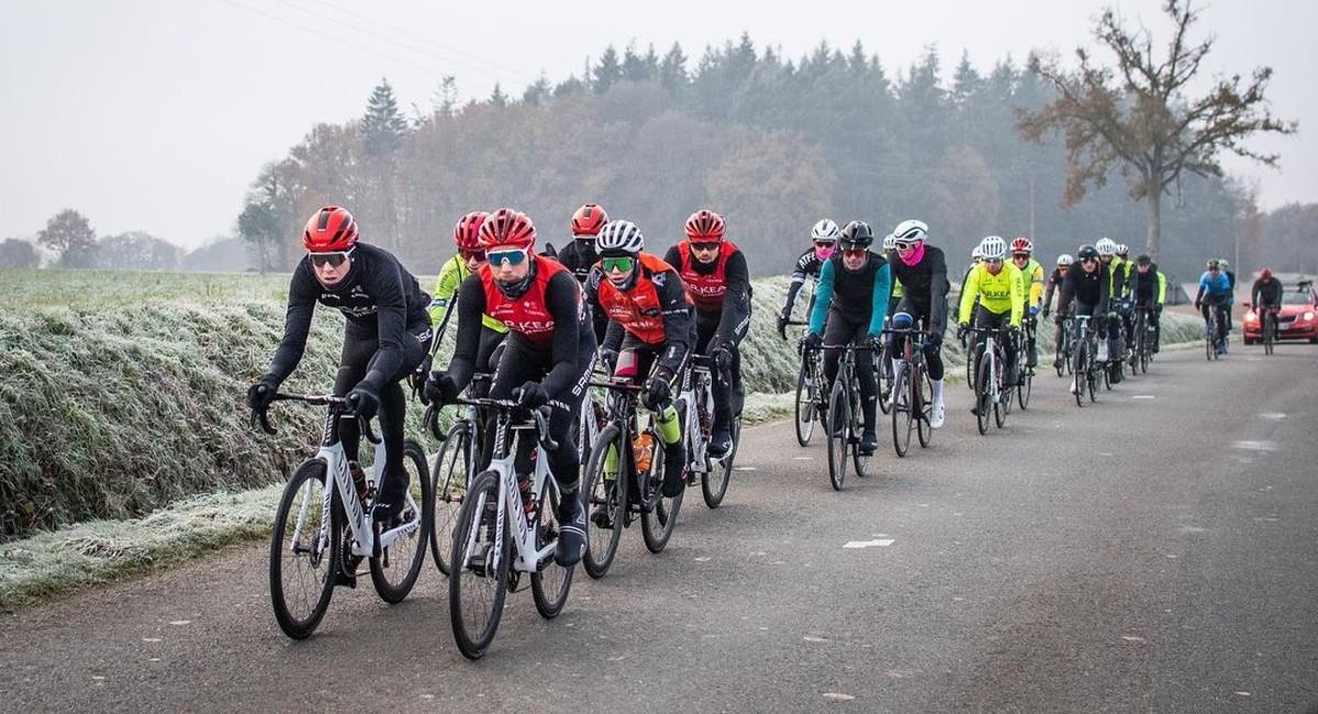 La escuadra francesa renovó su plantel y varios ciclistas colombianos no seguirán en la plantilla. Foto: Instagram @arkeasamsic