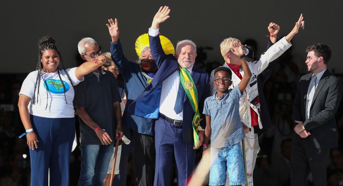 El nuevo presidente de Brasil, Luiz Inácio Lula da Silva (c),se dirige a sus seguidores hoy, durante su investidura en el Palacio de Planalto, en Brasilia (Brasil). Foto: EFE EFE/ Sebastiao Moreira