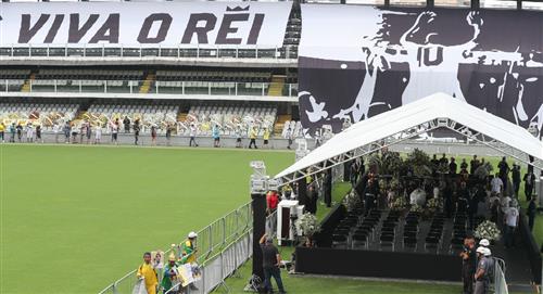 Los aficionados despiden a Pelé en el estadio del Santos