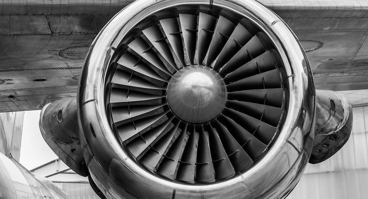 Los motores de una aeronave tiene gran potencia y se exige no acercarse a ellos cuando están encendidos. Foto: Pixabay