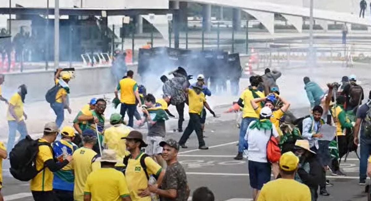 Seguidores de Jair Bolsoinaro invadieron edificios gubernamentales en Brasilia, capital de Brasil. Foto: Youtube