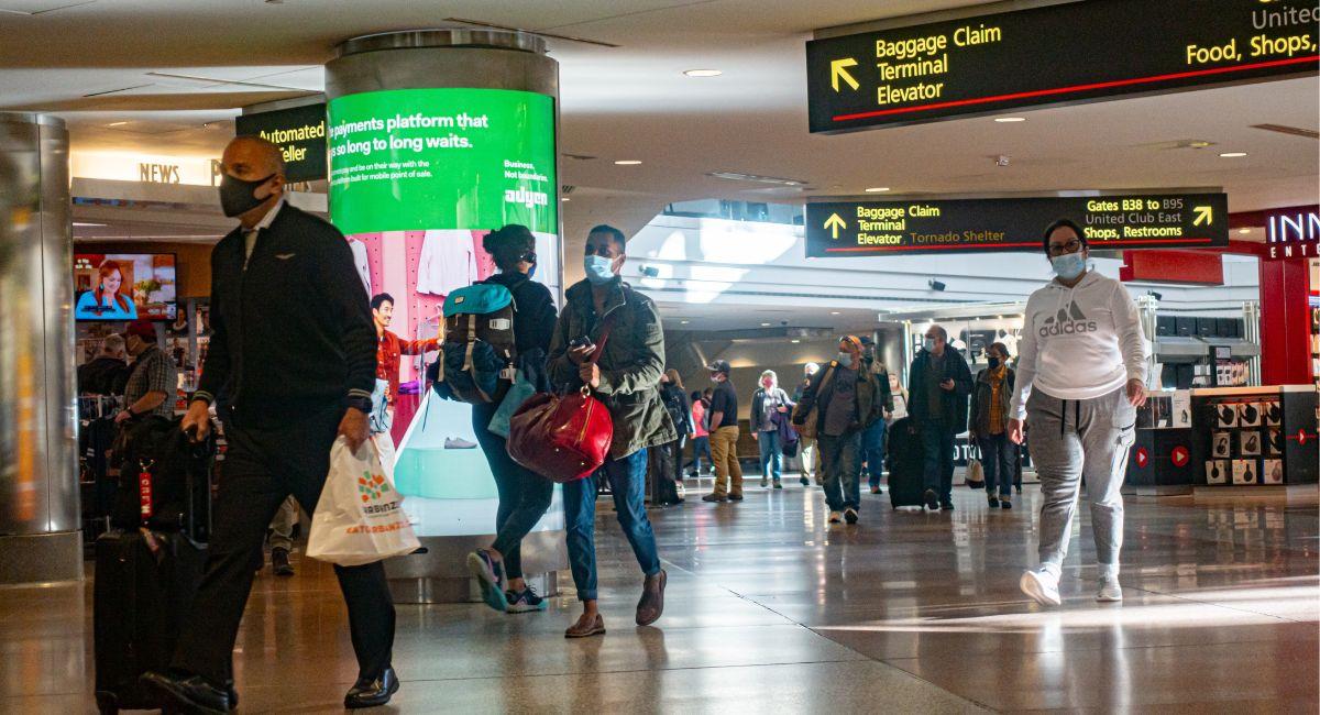 Personas en el aeropuerto de Denver, Colorado en el año 2020. Foto: Shutterstock Evgenia Parajanian
