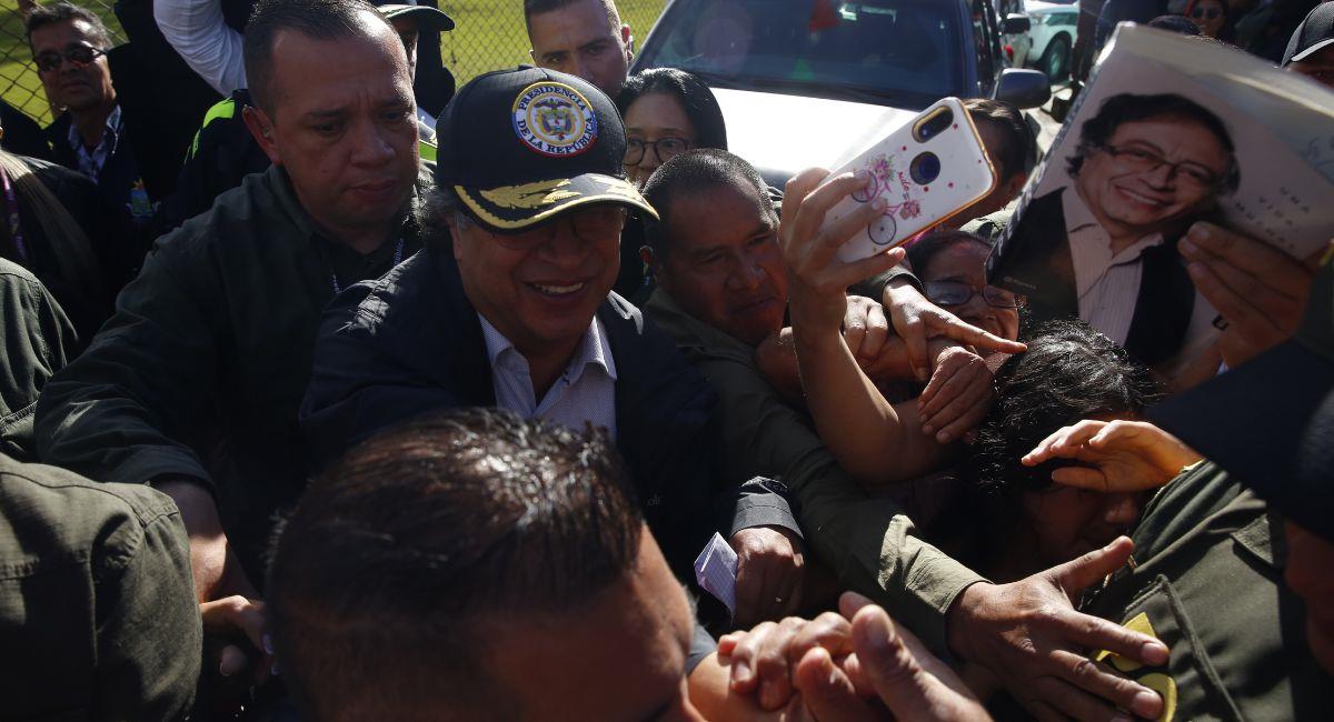 El presidente de Colombia Gustavo Petro (c) saluda hoy, a su llegada a un encuentro con ciudadanos del municipio de Rosas, Cauca. Foto: EFE EFE/ Ernesto Guzmán