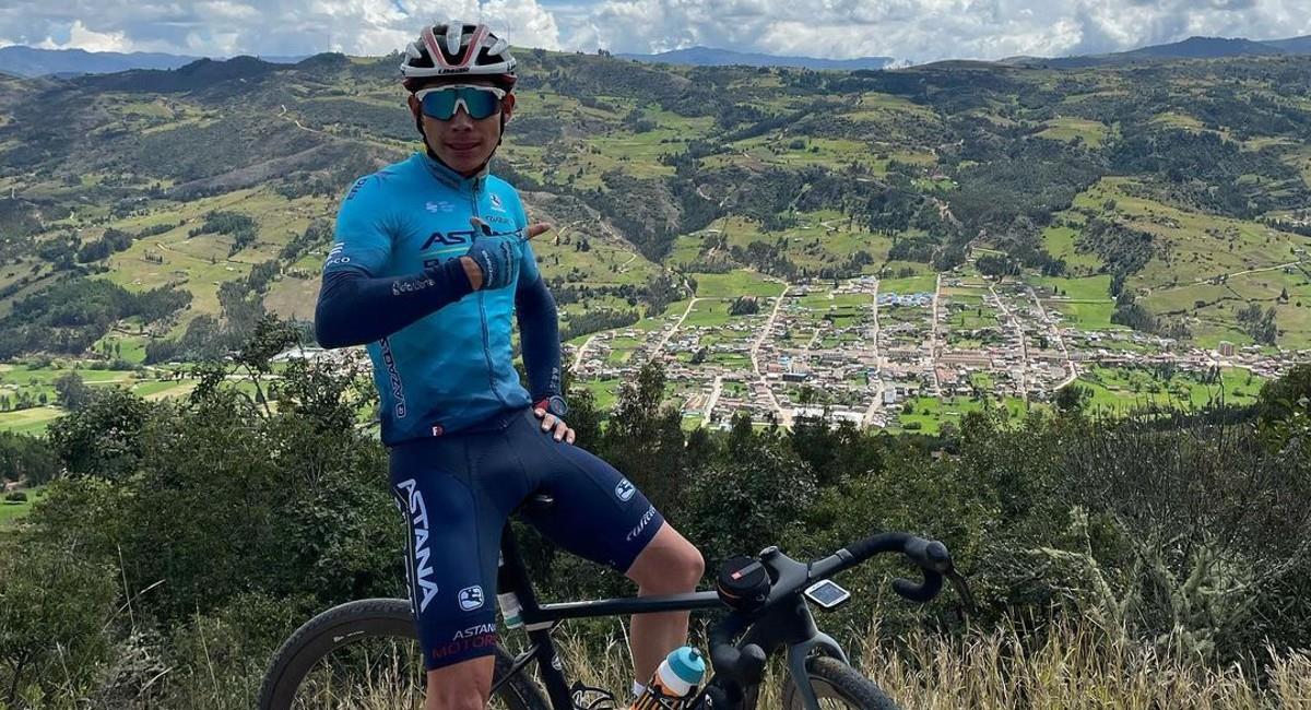 El pedalista boyacense está entrenando para llegar en una óptima forma física a la temporada 2023. Foto: Instagram @miguelsuperlopez