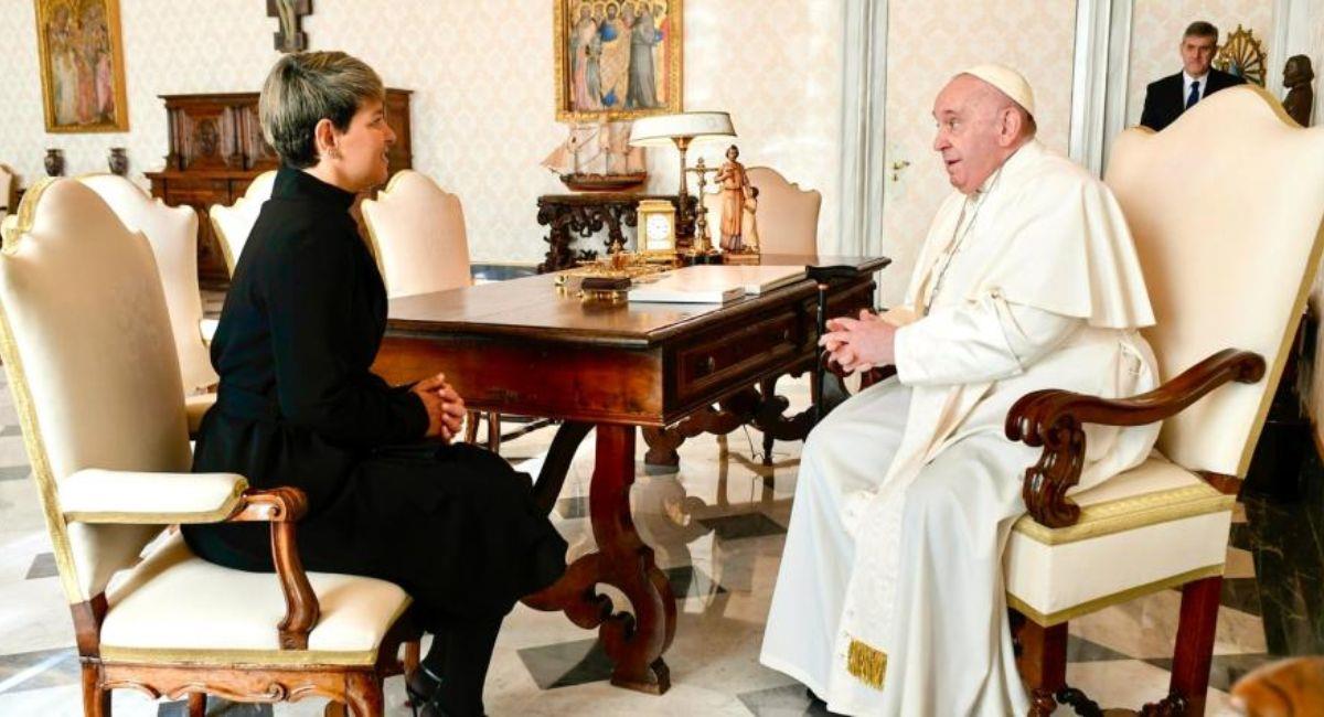 Terminó la reunión entre Verónica Alcocer y el papa Francisco. Foto: Vaticano