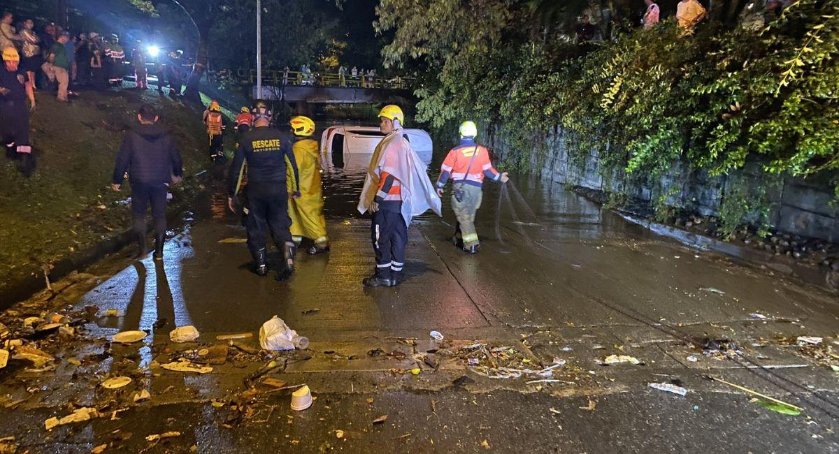 Medellín pareja que murió ahogada en un carro habría intentado escapar. Foto: Twitter @DAGRDMedellin