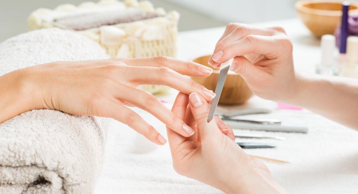 Mujer contrajo cáncer por hacerse manicura en salón de belleza. Foto: Shutterstock