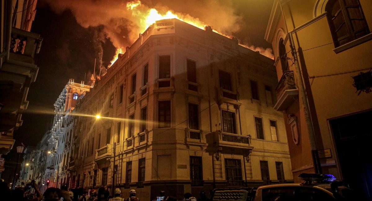 Continúa la extinción de un incendio en Lima, Perú. Foto: EFE