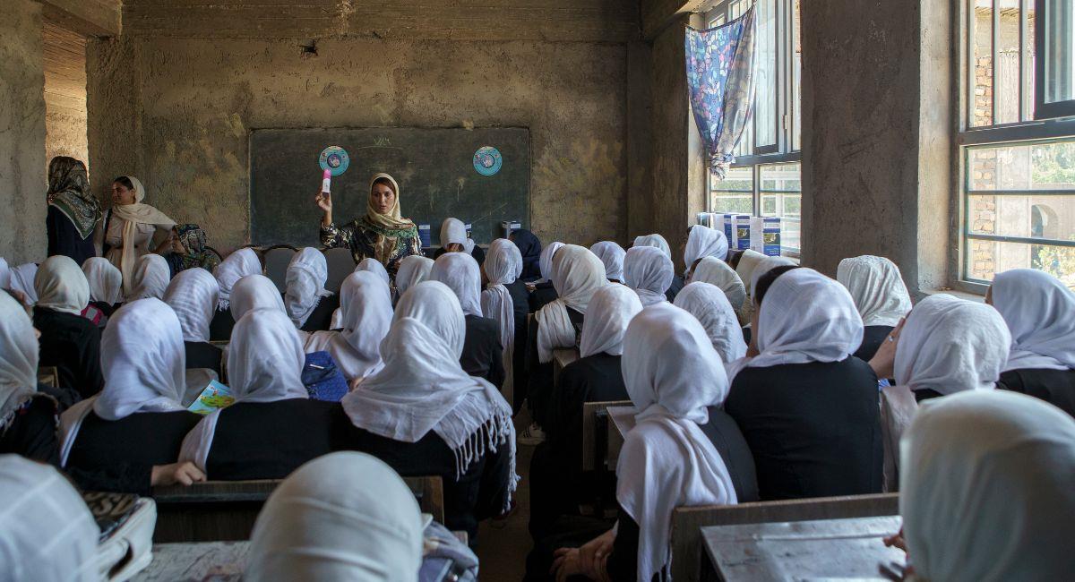 Mujer afgana arriesga su vida para educar a niñas en Kabul. Foto: Shutterstock