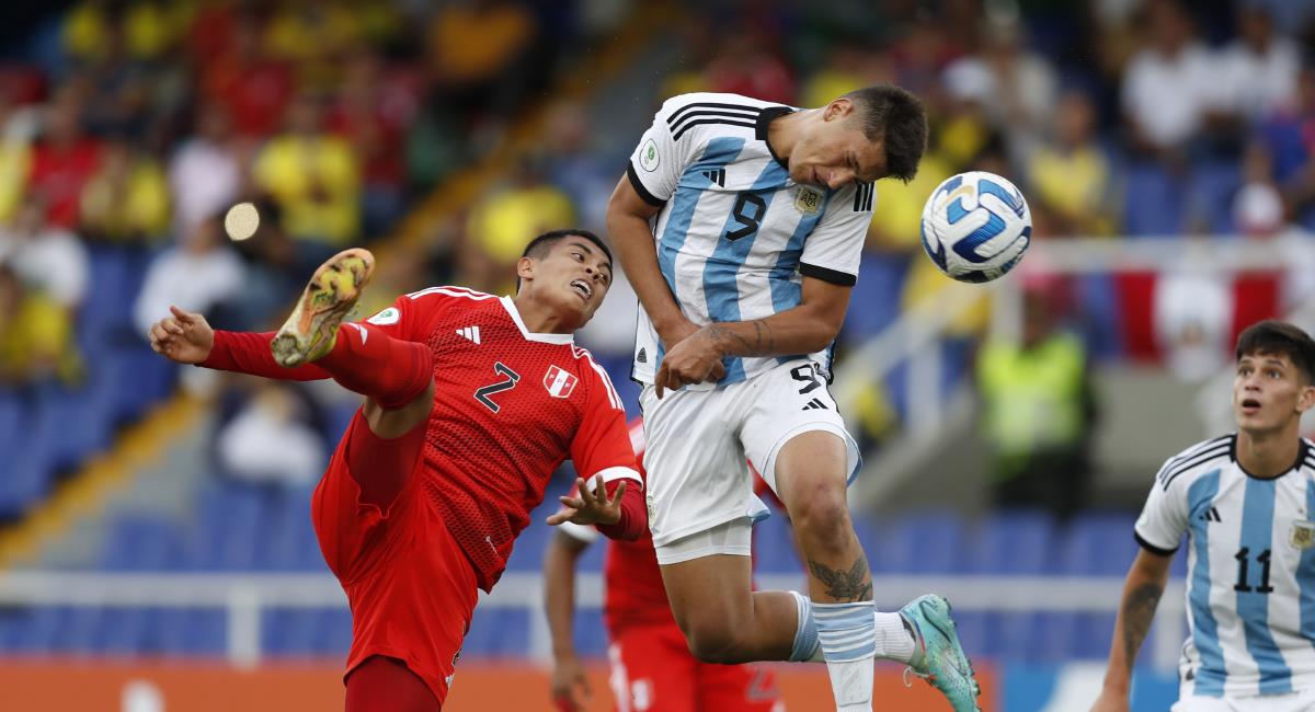 Argentina y Perú se midieron por el Sudamericano. Foto: EFE