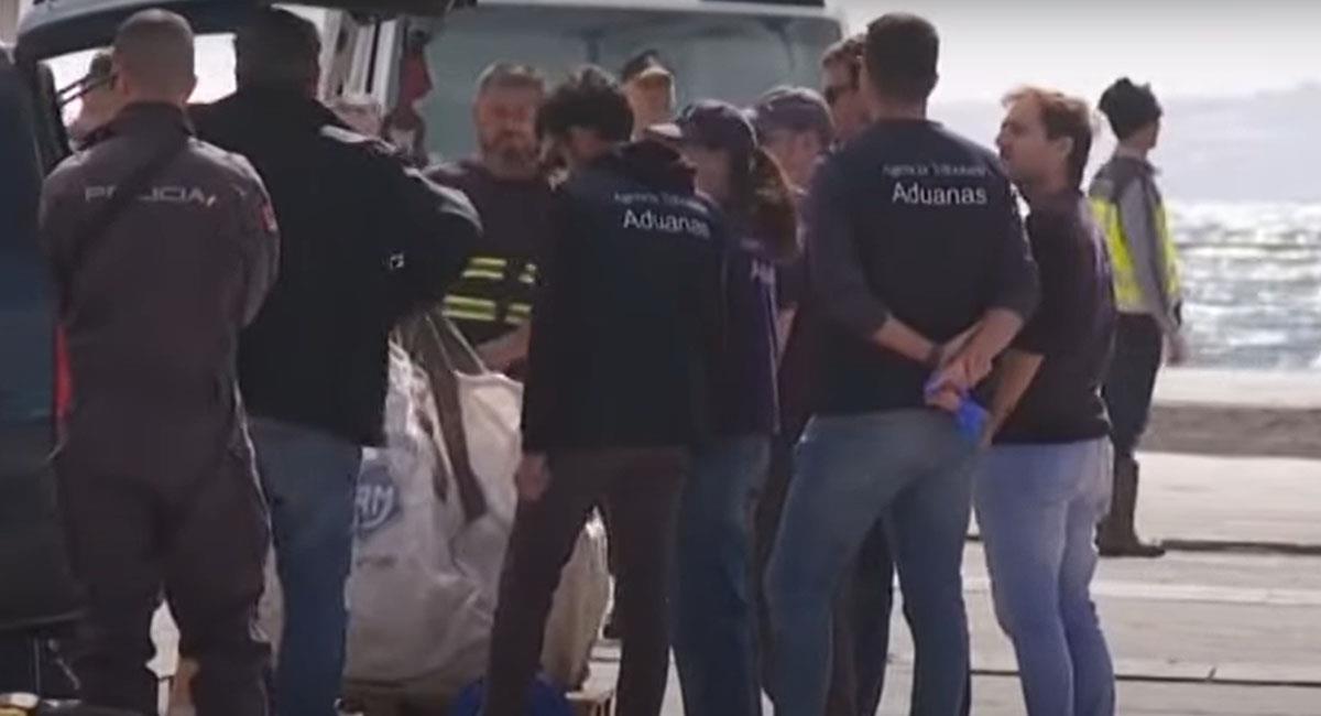 Autoridades españolas incautaron un cargamento de droga en un barco proveniente de Colombia. Foto: Youtube