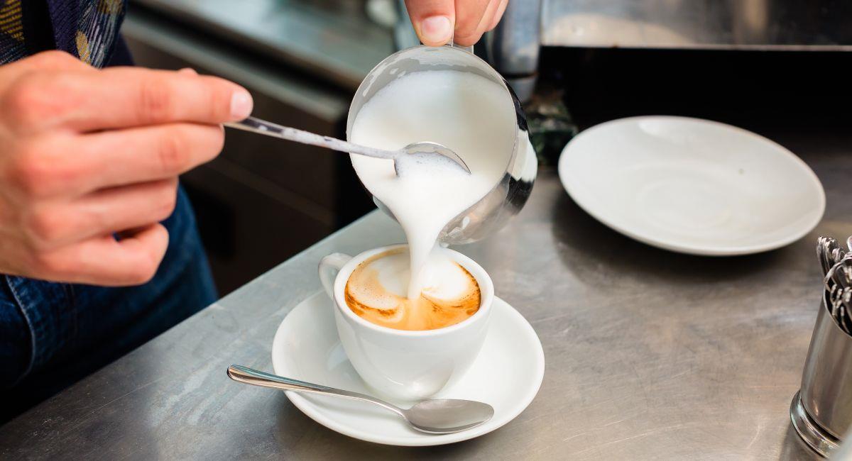 Estudio revela los beneficios de beber café con leche. Foto: Shutterstock