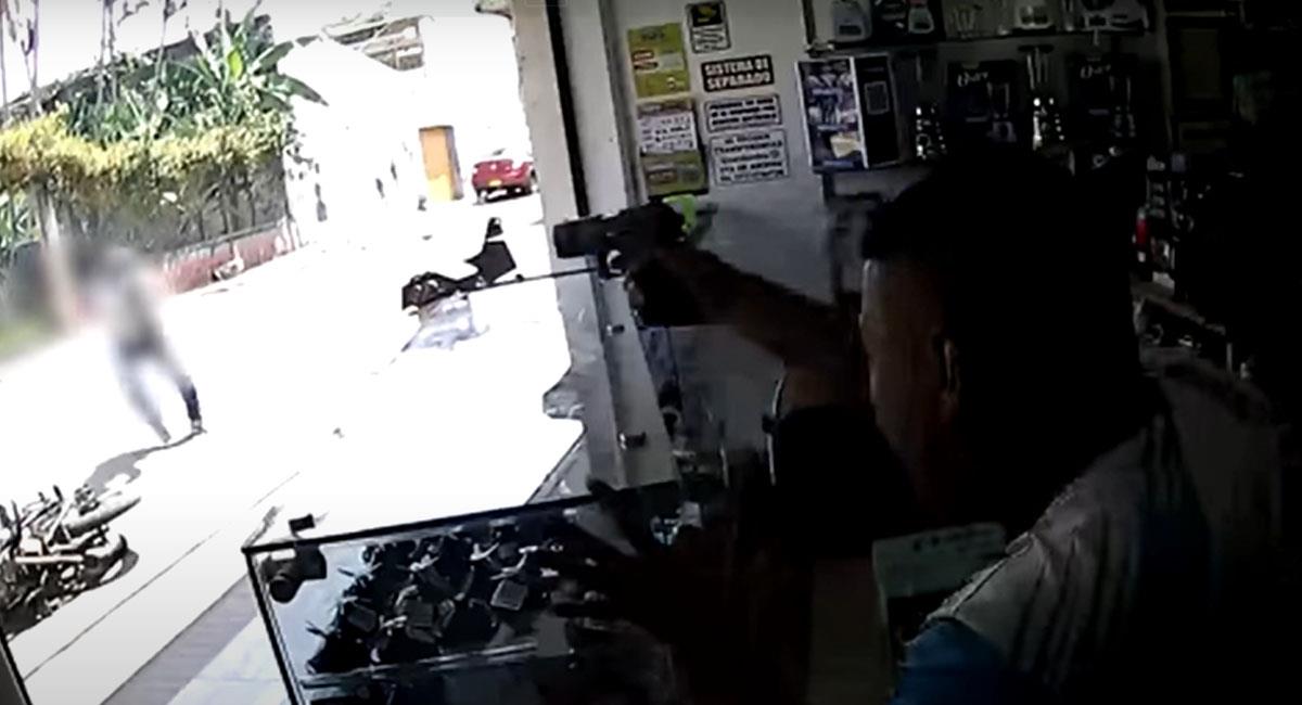 Un comerciante defendió su negocio de un ladrón enfrentándose a él con un arma de fuego. Foto: Youtube