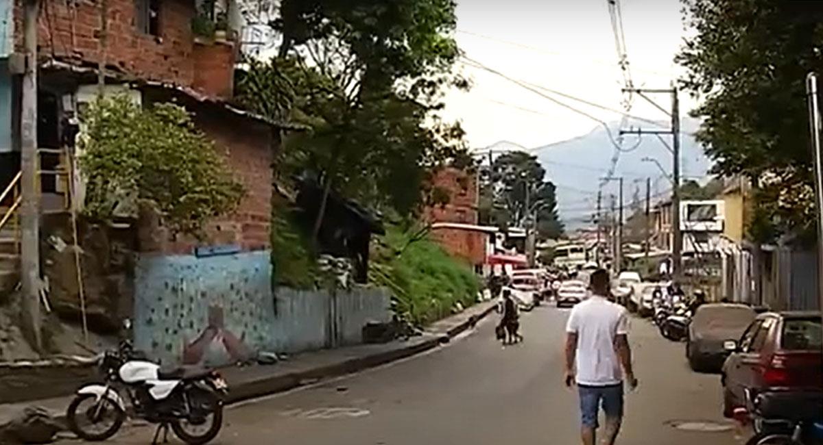 En un barrio de la Comuna 9 de Medellín se presentó un lamentable caso de violencia contra un menor. Foto: Youtube