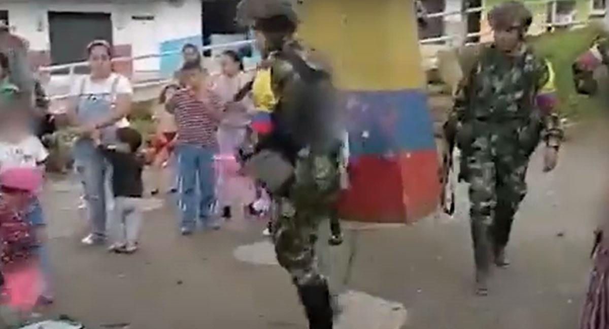 Disidencias de las Farc entregaron kits escolares en una escuela de Yarumal en Antioquia. Foto: Youtube