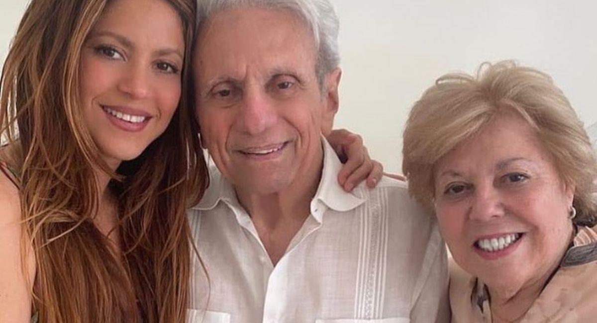 La cantante Shakira junto a sus padres. Foto: Instagram @lamovida.colombia