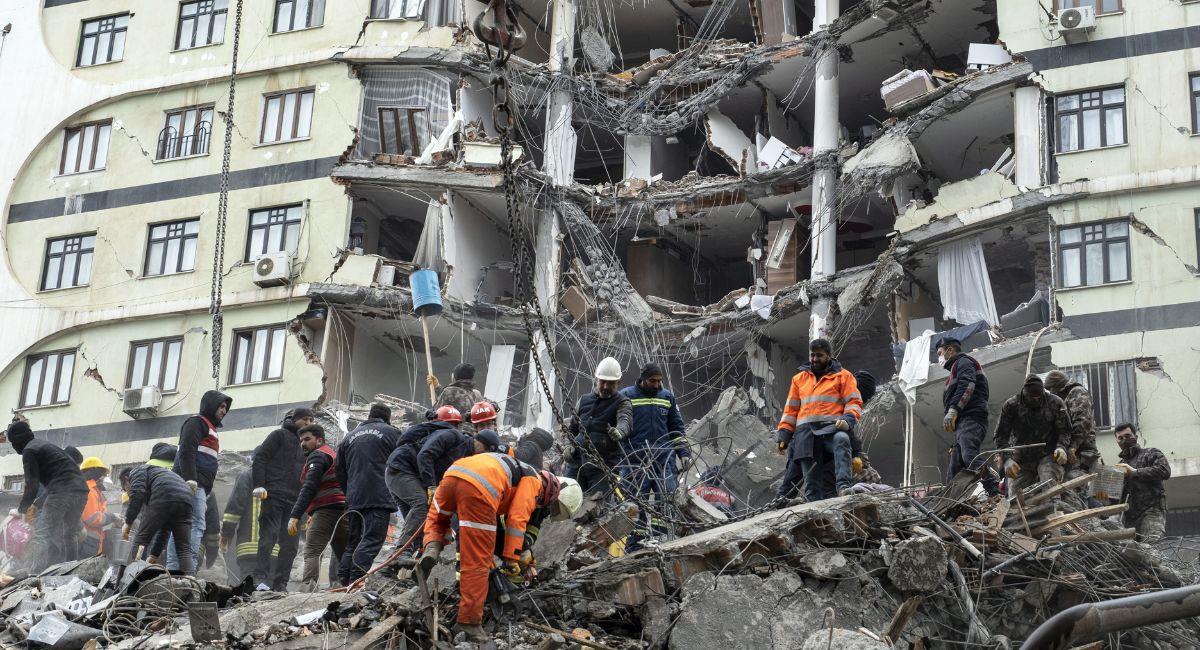 Personal de emergencias buscan supervivientes entre los escombros de un edificio derruido, este lunes en Diyarbakir (Turquía). Foto: EFE EFE/ Refik Tekin