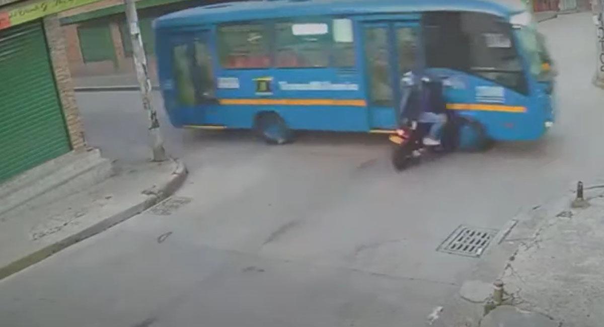 Un accidente entre una motocicleta y un bus del Sitp se presentó en la localidad San Cristóbal de Bogotá. Foto: Youtube