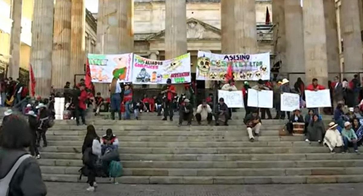 Decenas de maestros del Cauca bloquearon la entrada al Congreso de la República en Bogotá. Foto: Youtube
