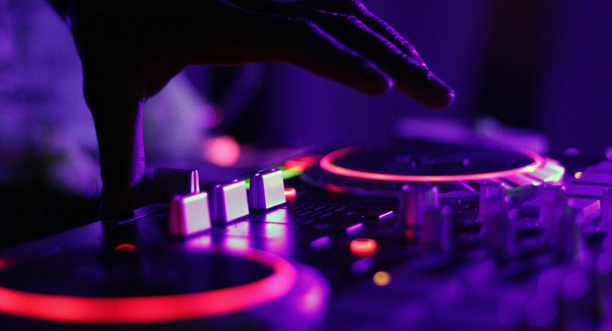 Fiestas con DJ, lujos y hermosas mujeres promocionan para extranjeros y adinerados en Medellín. Foto: Pixabay