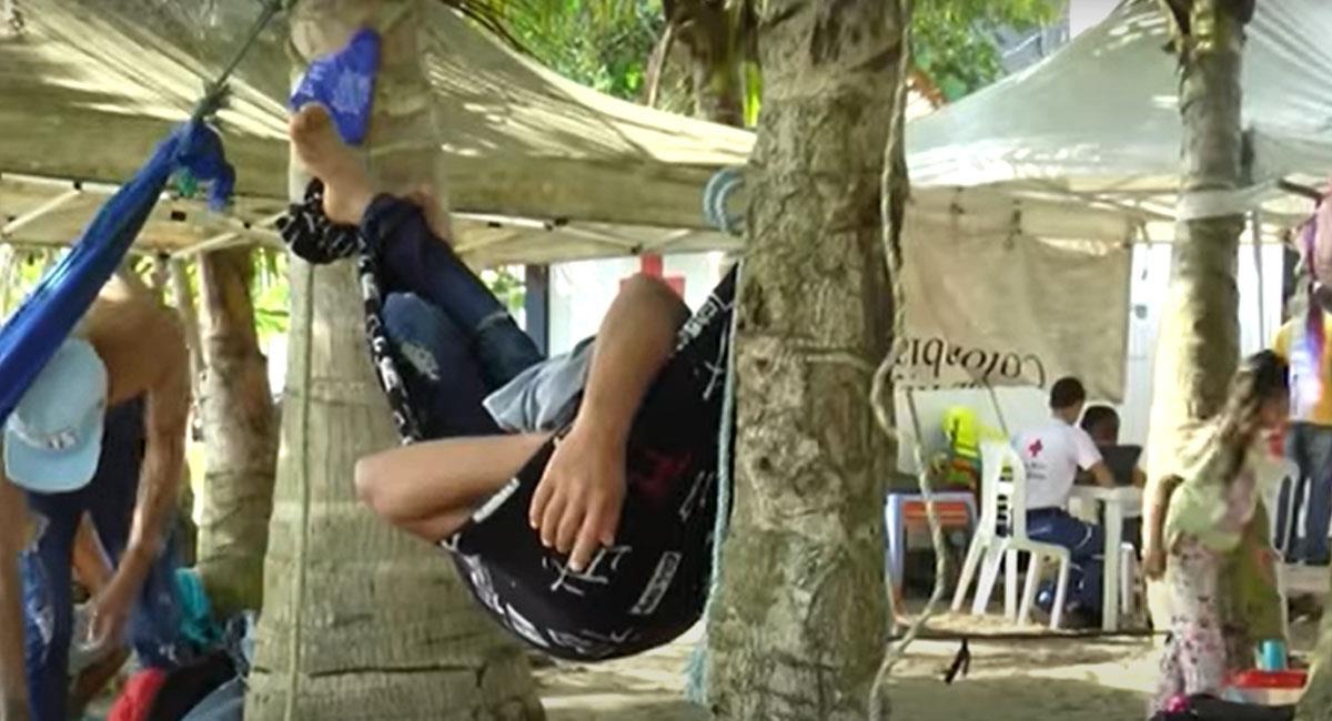 En Necoclí, Colombia, los migrantes improvisan cambuches esperando viajar hasta el Darién en Panamá. Foto: Youtube