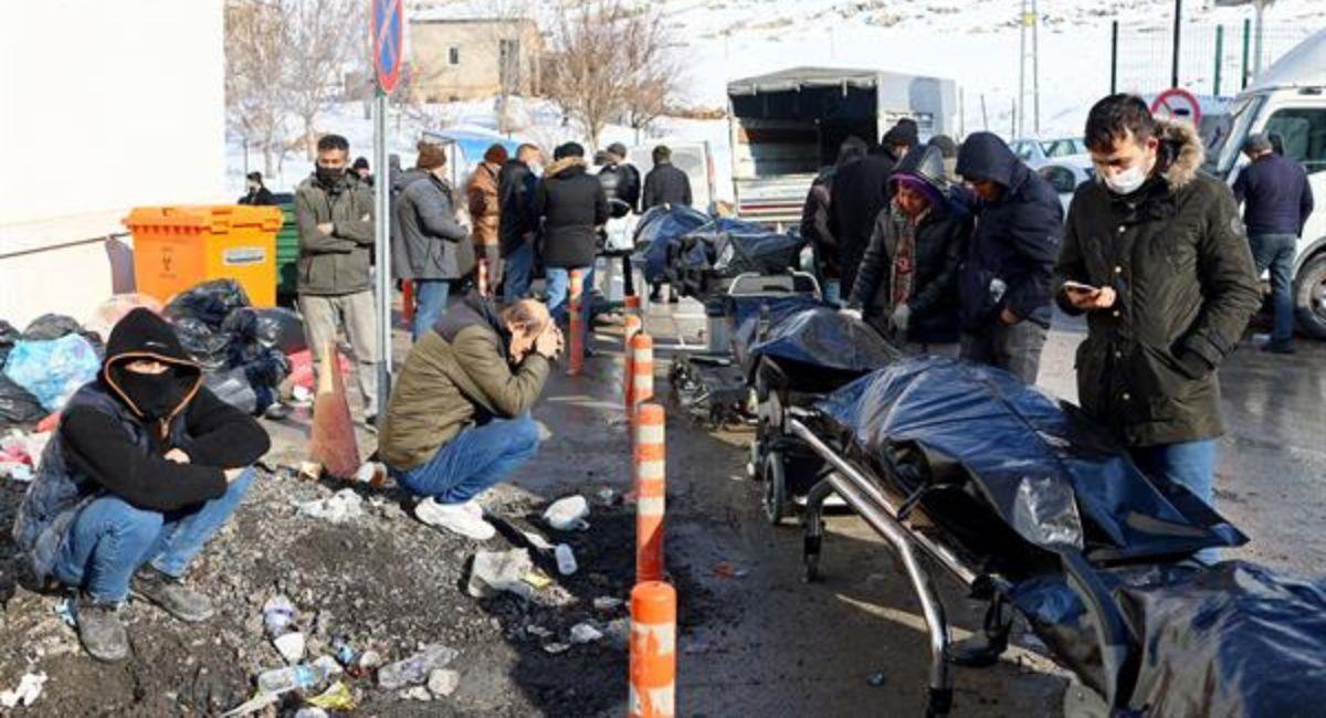 La gente lleva los restos de las víctimas de un terremoto en el distrito de Elbistan de Kahramanmaras a la morgue estatal, sureste de Turquía, 09 de febrero de 2023. Foto: EFE EFE/EPA/SEDAT SUNA