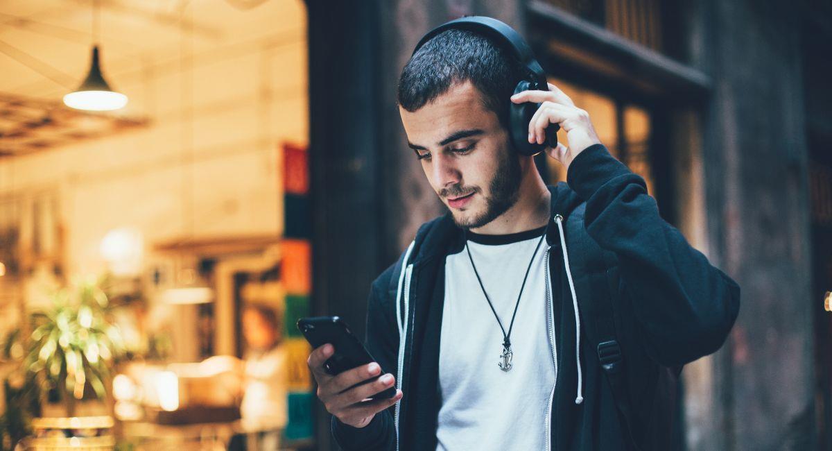 Consecuencias del uso excesivo de los audífonos. Foto: Shutterstock