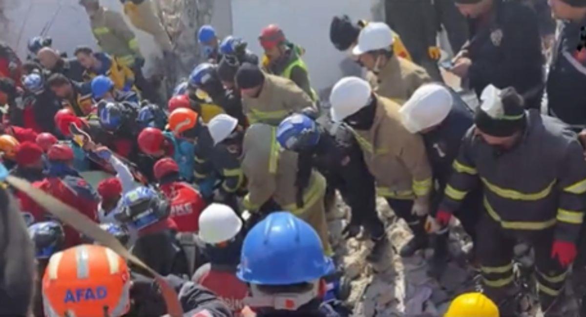 ¡Milagro! Familia que pasó cinco días bajo los escombros fue rescatada en Turquía. Foto: Twitter @Haberturk