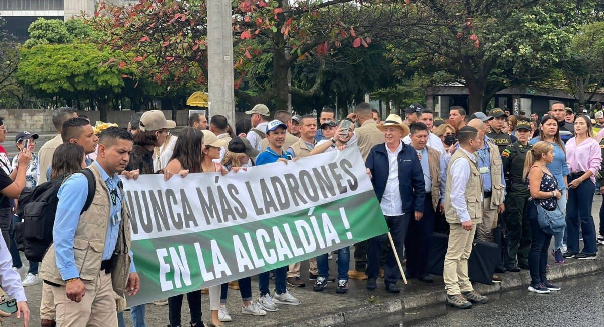 Uribe lidera manifestaciones contra Quintero. Foto: Twitter @alvarouribevel
