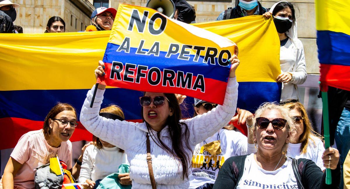 Marchas de protesta en Bogotá Colombia contra el gobierno de Gustavo Petro. Foto: Shutterstock Anamaria Mejia
