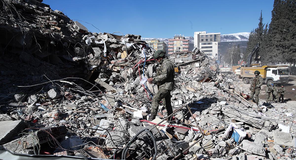 Terremoto en Turquía: oración por las víctimas de esta catástrofe natural. Foto: EFE