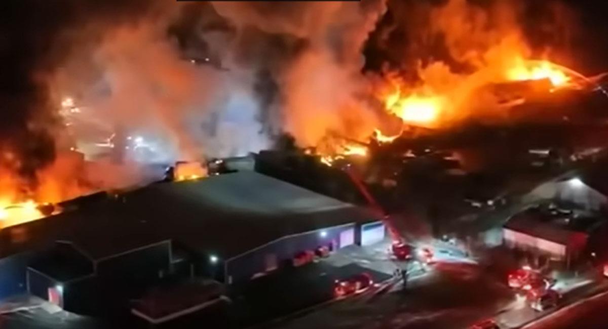 Una impresionante conflagración se produjo en Ohio, EE.UU., luego del descarrilamiento de un tren. Foto: Youtube